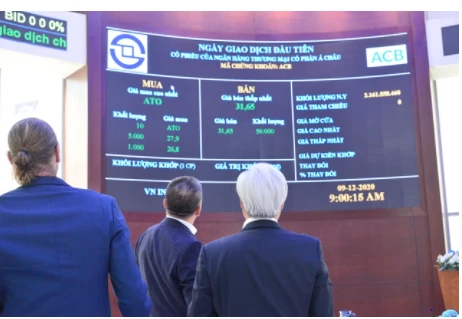 ACB shares debut on HoSE, soaring 8.1 percent