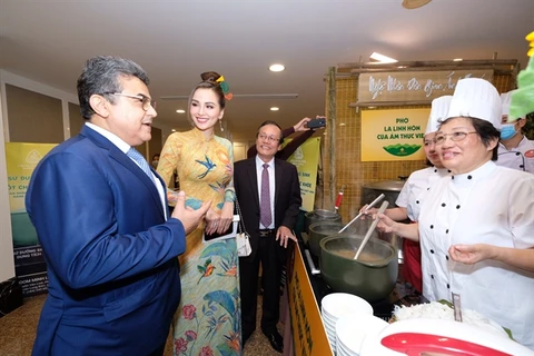 Famous pho chefs amaze guests at gala night