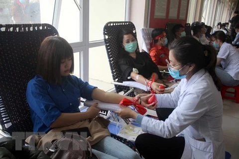 Nearly 2,000 people join blood donation drive in Thanh Hoa 