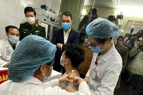 First persons receive injections of "made-in-Vietnam" COVID-19 vaccine 