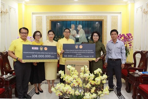 Thai Consulate General presents aid to flood-hit people in central region