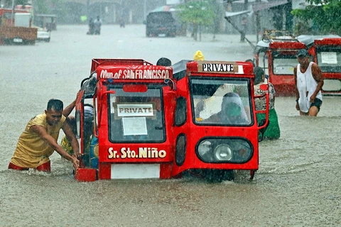 Philippines: thousands evacuate over serious flooding 