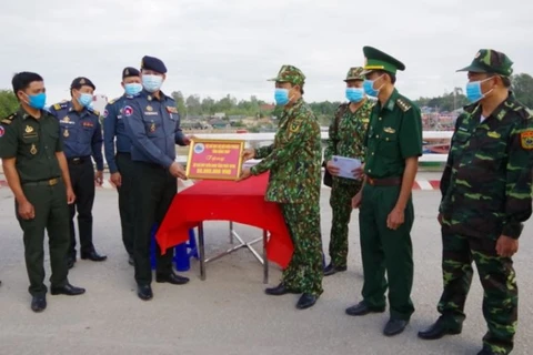 Dong Thap helps Cambodian border force in COVID-19 fight