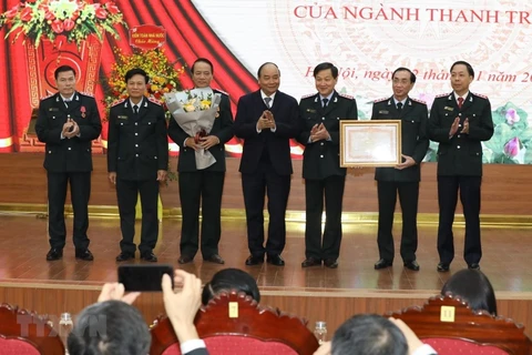 Prime Minister Nguyen Xuan Phuc presents the PM's certificate of merit to the Government Inspectorate. (Photo: VNA)