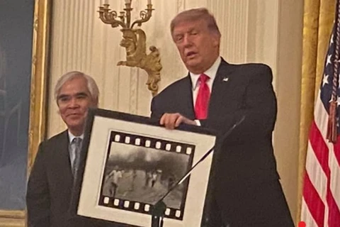 Photographer behind ‘napalm girl’ photo awarded US’s National Medal of Arts 