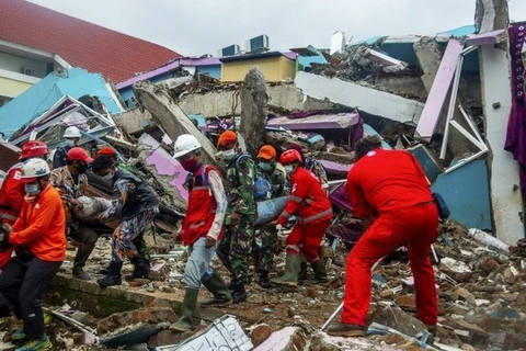 Indonesia: heavy rains hamper rescue of quake victims 