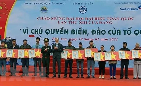 Some 16,000 national flags presented to Phu Yen fishermen