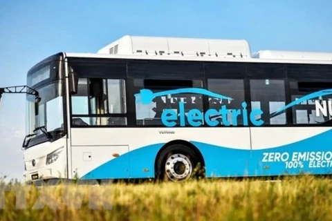 Singapore pilots self-driving buses