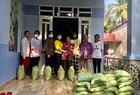 Tet gifts presented to poor families in Dong Nai, Hau Giang