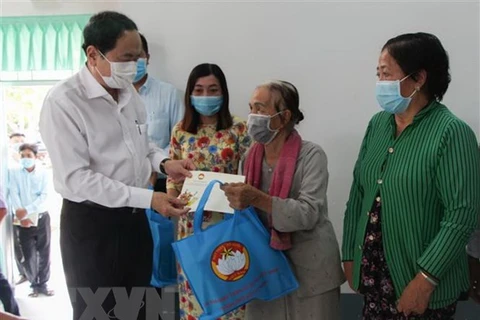 Fatherland Front leader sends Tet gifts to the disadvantaged in Hau Giang