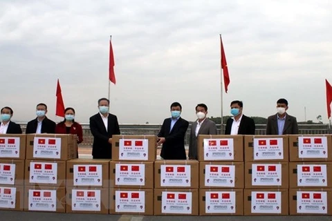 Chinese locality presents medical supplies to Quang Ninh