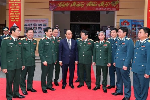 PM makes pre-Tet visit to Hanoi air defence division