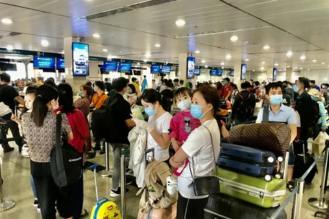 HCM City's airport gives COVID tests to passengers returning from north