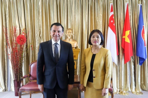 Vietnamese Ambassador to Singapore Tao Thi Thanh Huong (right) and Jordanian Ambassador to Singapore and Vietnam Mahmoud Hmoud in their meeting on February 23. (Photo: VNA)