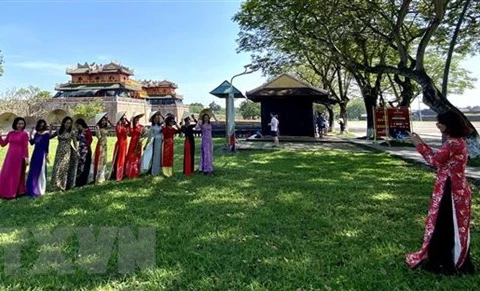 Visitors wearing ao dai to receive free entrance to Hue’s relics