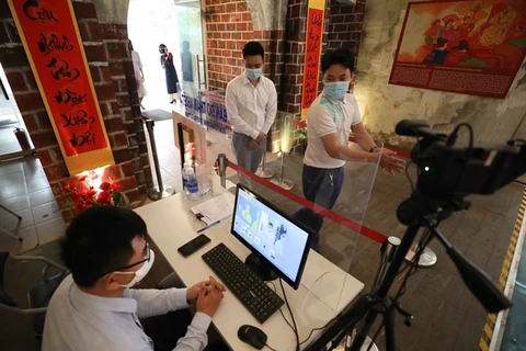 Hanoi to test 4,000 people at risk of contracting COVID-19