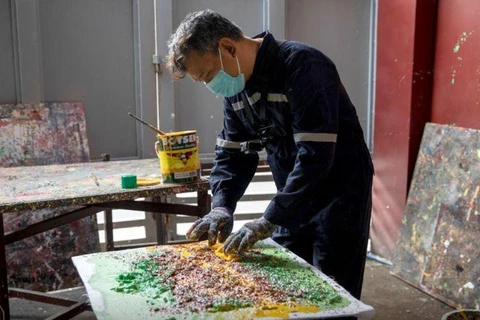 Philippine artist turns waste into paintings