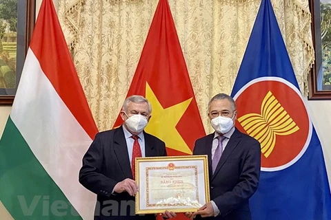 Hungary-Vietnam Friendship Association leaders honoured