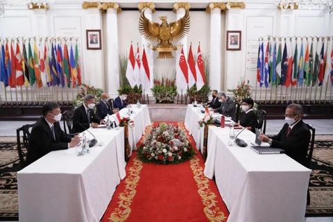 Indonesian, Singaporean FMs discuss bilateral cooperation 