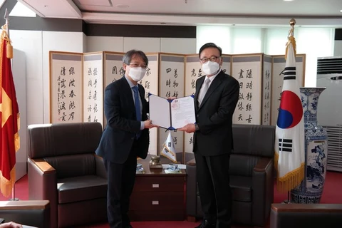 Appointment decision presented to Honorary Consul General in RoK