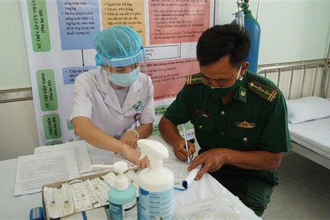 Nearly 900 border soldiers, medical workers in Tay Ninh get COVID-19 vaccine shots