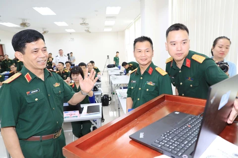 Major General Hoang Kim Phung, Director of the Vietnam Department of Peacekeeping Operations, talks to the trainees during the course. (Photo: VNA)
