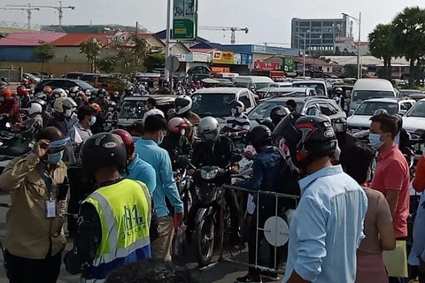 Hundreds of vehicles attempt to enter Cambodia’s Phnom Penh despite lockdown