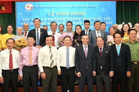 17 collectives, 33 individuals honoured for overseas Vietnamese affairs 