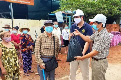 Rice aid comes for Vietnamese-Cambodians under COVID-19 lockdown