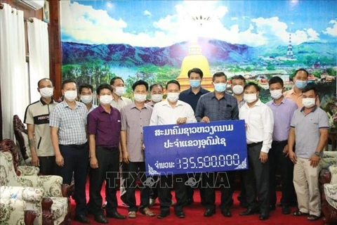 Vietnamese in Laos donate relief supplies to aid local COVID-19 response