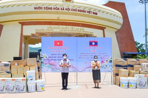 Quang Tri presents medical supplies to help Lao localities fight COVID-19