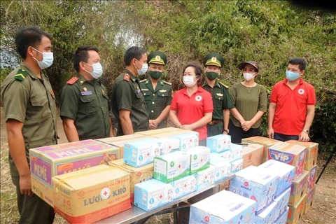 Son La border guards present gifts to Lao counterparts