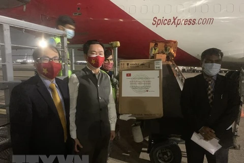 Vietnam hands over medical supplies to India for COVID-19 fight