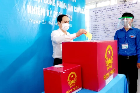Standing NA Vice Chairman Tran Thanh Man votes in Can Tho city