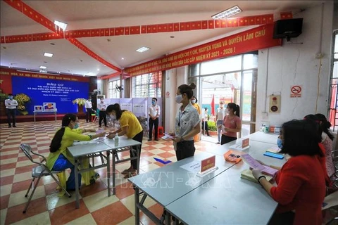 NA leader inspects election works in Hanoi, Hai Duong