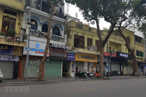 Hanoi shuts down on-site restaurants, hair salons