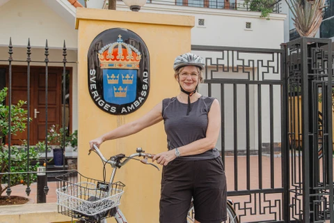 Swedish Ambassador enjoys cycling to work on Made-in-Vietnam bicycle
