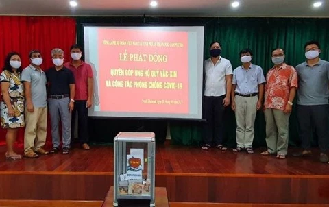 Vietnamese in Cambodia donate to COVID-19 vaccine fund