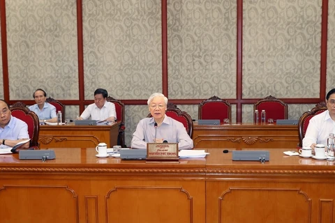 Party General Secretary Nguyen Phu Trong (C) speaks at Politburo meeting (Photo: VNA)