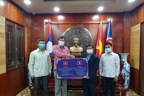 Lao province supports Vietnam to fight COVID-19