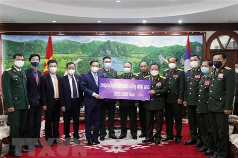 Lao Defence Ministry supports Vietnam’s COVID-19 control fund