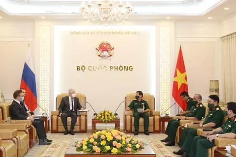 Deputy Minister of National Defence Sen. Lieut. Le Huy Vinh (right) meets Anatoly Chuprynov, resident representative of the Russian Federal Service for Military-Technical Cooperation, in Hanoi on June 23. (Photo: VNA)