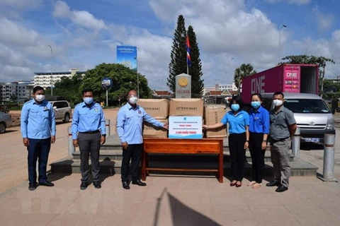 Vietnam Youth Federation presents 5,000 masks to Cambodian counterpart