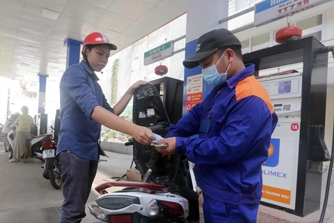 Petrol price rises 700 VND per litre on June 26