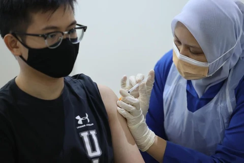 Malaysia speeds up COVID-19 vaccination for aviation workers