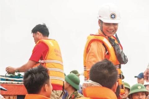 Vietnamese rescuer honoured with IMO bravery award