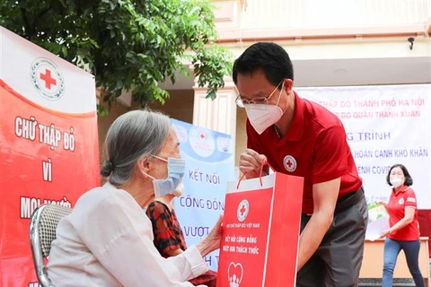 Hanoi Red Cross Society supports pandemic-hit people