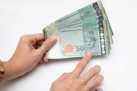 Malaysia’s ringgit falls to lowest in a year