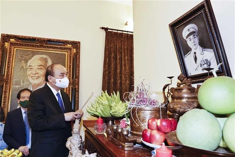 President offers incense to Gen. Vo Nguyen Giap