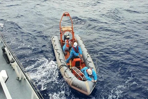 Rescue vessel SAR 412 saves fisherman suffering stroke in Truong Sa archipelago